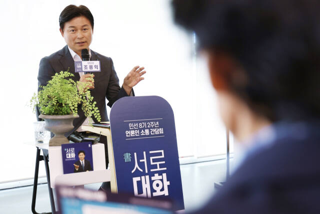 조용익 부천시장이 24일 부천아트센터 아츠스튜디오(ARTS STUDIO)에서 열린 언론인과의 소통간담회 ‘서(書)로 대화’에서 시정철학을 소개하고 언론인의 질문에 답변하고 있다. 부천시 제공