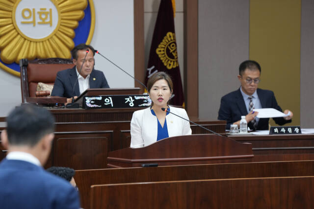 손세화 의원이 백영현 포천시장에게 시정질의를 하고 있다. 포천시의회 제공