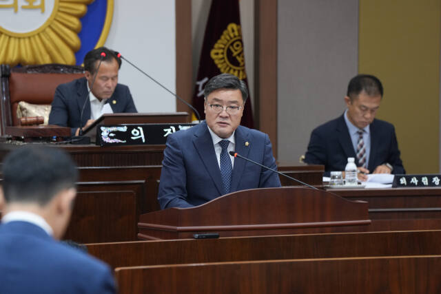 연제창 의원이 백영현 포천시장에게 시정질의를 하고 있다. 포천시의회 제공