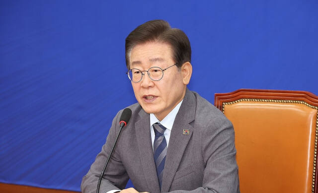 더불어민주당 이재명 대표가 24일 오전 국회에서 당대표직 사퇴 기자회견을 열고 입장을 밝히고 있다. 연합뉴스