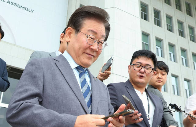 더불어민주당 이재명 대표가 24일 국회 본청을 나서고 있다. 이날 이 대표는 대표직을 사퇴했다. 연합뉴스