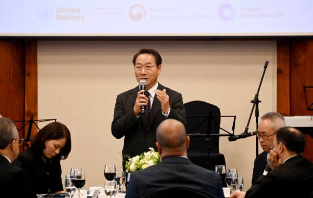 유정복 인천시장이 24일 연수구 경원재에서 열린 ‘UN공공행정포럼 환영오찬’에서 환영사를 하고 있다. 인천시 제공