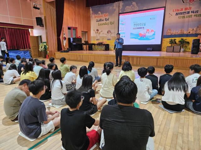 지난 21일 인천 옹진군 백령면 백령초등학교에서 인천해양경찰서 백령파출소 경찰관이 해양안전사고 예방교육을 하고 있다. 인천해경 제공
