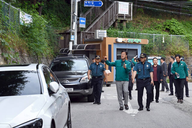 24일 이민근 안산시장이 위동석 안산단원경찰서장과 함께 아동 성범죄자 조두순이 거주하고 있는 주거지 일원에서 합동 특별점검을 실시하고 있다. 안산시 제공