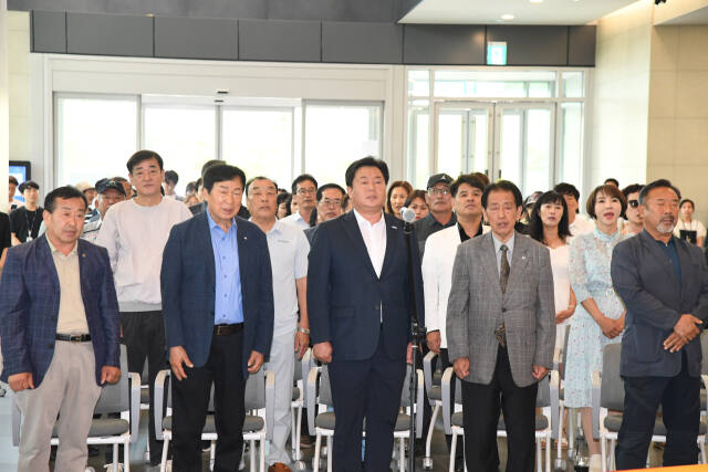 최근 시흥 배곧아트큐브 서울대 시흥캠퍼스 교육협력동에서 열린 ‘2024년 이 땅의 자연유산 천연기념물 특별전 개막식’에서 임병택 시흥시장과이 김성만 회장, 신계철 이사, 권혁주 사무총장 등 한국조류보호협회 관계자들과 시민들이 기념촬영을 하고 있다. 김형수기자
