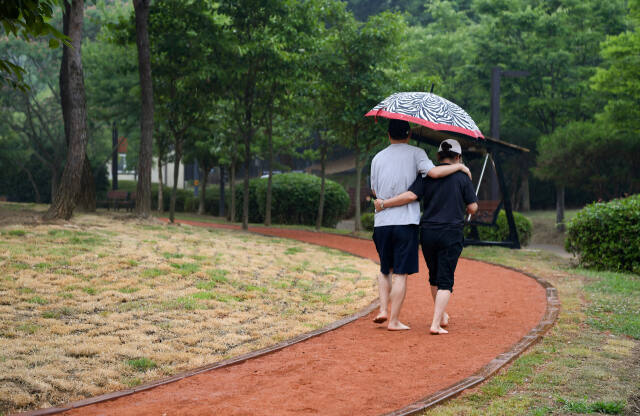 오산시가 공원 3곳에 맨발황톳길을 조성하고 운영에 들어갔다. 사진은 고인돌공원 맨발황톳길. 오산시 제공