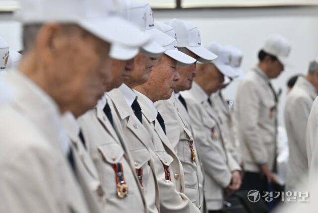 25일 오전 인천 남동구 인천시청에서 열린 6·25전쟁 제74주년 기념식에서 6.25 참전 유공자들이 묵념을 하고 있다.조병석기자