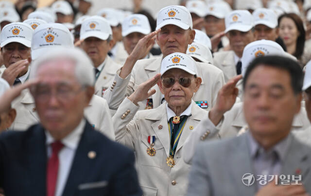 25일 오전 인천 남동구 인천시청에서 열린 6·25전쟁 제74주년 기념식에서 6.25 참전 유공자들이 국기에대한 경례를 하고 있다. 조병석기자