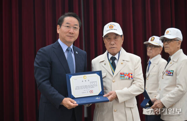 유정복 인천시장이 25일 오전 인천 남동구 인천시청에서 열린 6.25 제74주년 기념식에서 모범 국가유공자 표창을 수여하고 기념촬영을 하 있다.조병석기자