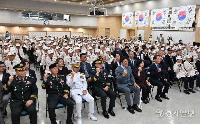 25일 오전 인천 남동구 인천시청에서 열린 6.25전쟁 제74주년 기념식에서 참석자들이 기념촬영을 하고 있다.조병석기자