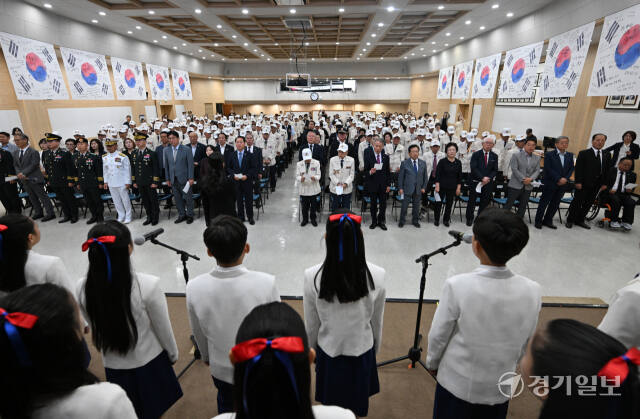 25일 오전 인천 남동구 인천시청에서 열린 6·25전쟁 제74주년 기념식에서 참석자이 6.25 노래를 제창하고 있다.조병석기자
