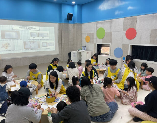 남양주시 진접도서관과 풍양중학교가 함께 운영하는 ‘책 읽어주는 풍양이들’ 프로그램이 어린이들에게 인기를 얻고 있다. 남양주시 제공