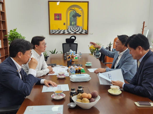 강범석 인천 서구청장과 김교흥, 이용우 국회의원이 최근 전재수 문광위원장을 만나 서구 국제스케이트장 유치 당위성을 설명하고 있다. 서구 제공