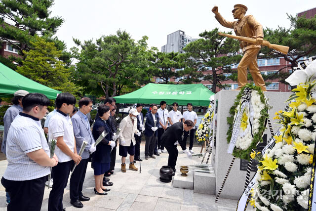 6.25전쟁 제74주년인 25일 오전 수원고에서 열린 6.25 참전기념비 헌화식에서 윤지윤 지승학원 이사장, 이재복 총동문회 명예회장, 하봉수 수원고 교장, 신용헌 수원중 교장, 홍창유 학도병 참전용사 및 학생대표가 학도병 참전비에 헌화 및 묵념을 하고 있다. 김시범기자