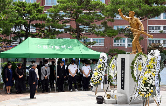 6.25전쟁 제74주년인 25일 오전 수원고에서 열린 6.25 참전기념비 헌화식에서 윤지윤 지승학원 이사장, 이재복 총동문회 명예회장, 하봉수 수원고 교장, 신용헌 수원중 교장, 홍창유 학도병 참전용사 및 학생대표가 학도병 참전비에 헌화 및 묵념을 하고 있다. 김시범기자