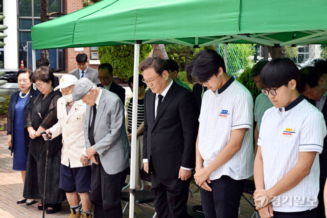 6.25전쟁 제74주년인 25일 오전 수원고에서 열린 6.25 참전기념비 헌화식에서 윤지윤 지승학원 이사장, 이재복 총동문회 명예회장, 하봉수 수원고 교장, 신용헌 수원중 교장, 홍창유 학도병 참전용사 및 학생대표가 학도병 참전비에 헌화 및 묵념을 하고 있다. 김시범기자