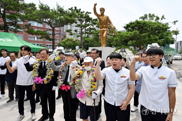 6.25전쟁 제74주년인 25일 오전 수원고에서 열린 6.25 참전기념비 헌화식에서 학생대표가 선배인 학도병 참전용사에게 꽃목걸이를 전달하고 있다. 김시범기자