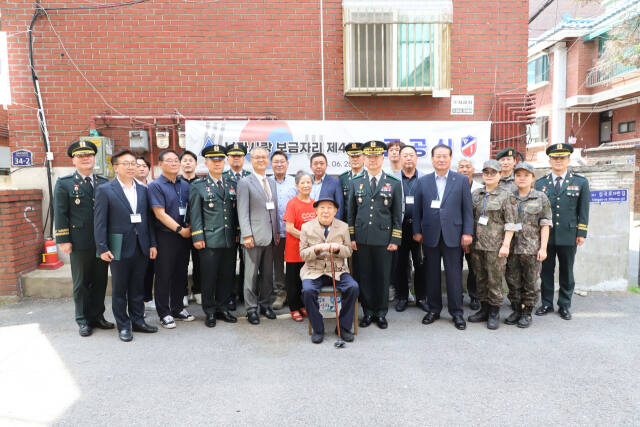 육군 17사단(이광섭 사단장)은 25일 부천시에서 월남전 참전용사 이진성옹의 희생과 헌신에 예우를 다하기 위해 ‘나라사랑 보금자리 준공행사’를 준비했다. 육군 17사단 제공