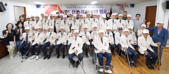 25일 보훈회관에서 열린 ‘6·25 전쟁 제74주년 행사 및 안보 결의대회’에서 참석자들이 기념촬영을 하고 있다. 광주시 제공
