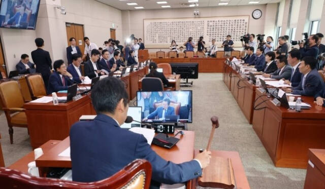 더불어민주당 소속 정청래 위원장이 25일 오전 국회에서 '공영방송지배구조 개선법'(방송3법)을 상정해 심의하는 법제사법위원회 전체회의에서 의사봉을 두드리고 있다. 연합뉴스