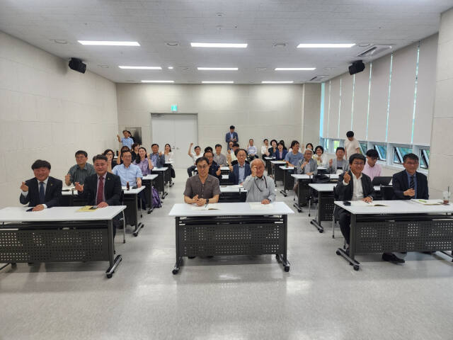 경기시민사회단체연대회의(상임대표 송성영)와 경기시민연구소 울림(이사장 장성근, 소장 송원찬)은 25일 경기주택도시공사 융복합센터에서 ‘민선 8기 경기도정 2년 평가와 과제’ 토론회를 개최했다. 사진은 토론회 진행 모습. 경기시민연구소 울림 제공