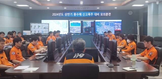 25일 인천소방본부 초기상황대응반과 상황관리요원들이 모의훈련에서 신고 접수와 출동 지령을 확인하고 있다. 인천소방본부 제공