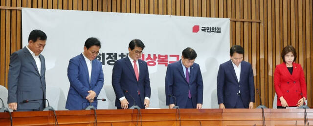 국민의힘 정점식 정책위의장 등 참석자들이 25일 오전 국회에서 열린 원내대책회의에서 화성 아리셀 화재 희생자들을 위한 추모 묵념을 하고 있다. 연합뉴스