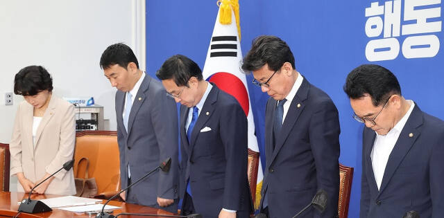 더불어민주당 진성준 정책위의장 등 참석자들이 25일 오전 국회에서 열린 원내대책회의에서 화성 아리셀 화재 희생자들을 위한 추모 묵념을 하고 있다. 연합뉴스