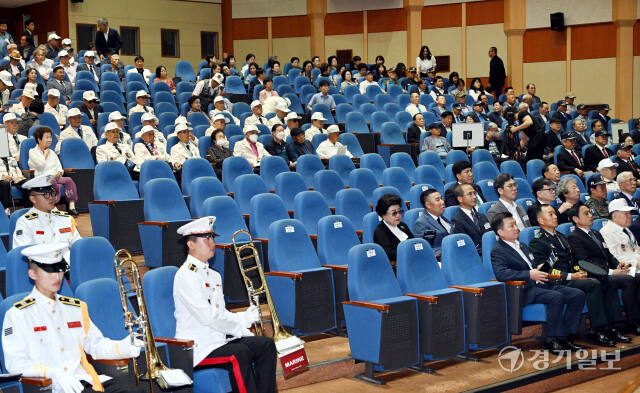 25일 오전 경기도경제과학진흥원 경기홀에서 6.25전쟁 제74주년 행사가 진행되고 있다. 참석자들이 적어 행사장 좌석 곳곳이 비어 있어 자칫 홀대 받는 행사라는 논란이 일고 있다. 김시범기자