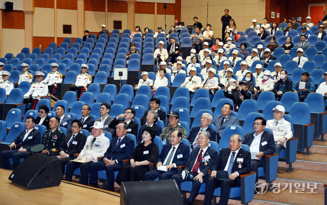 25일 오전 경기도경제과학진흥원 경기홀에서 6.25전쟁 제74주년 행사가 진행되고 있다. 참석자들이 적어 행사장 좌석 곳곳이 비어 있어 자칫 홀대 받는 행사라는 논란이 일고 있다. 김시범기자