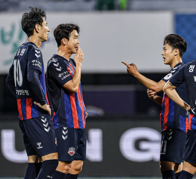 프로축구 K리그1 수원FC가 ‘정통 스트라이커 부재’ 고민 해결을 위해 새 외국인선수 영입에 공을 들이고 있다. 수원FC 제공