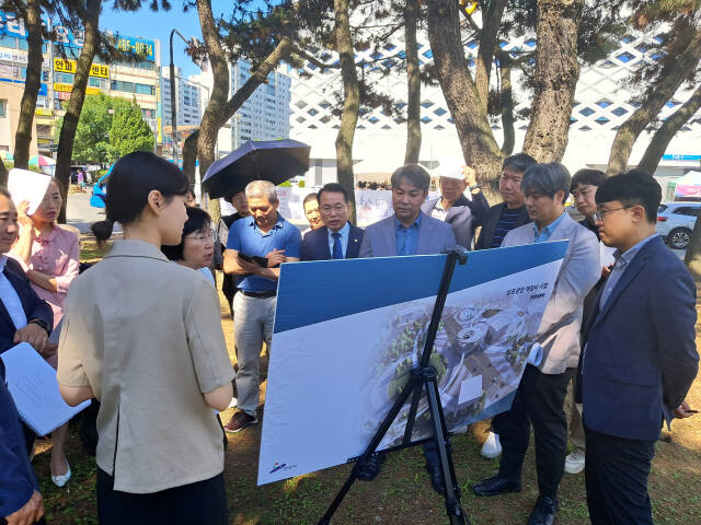 안산시의회가 26일 오전 안산시 상록구 성포동 성포광장에서 설명회를 열고 주민들의 다양한 의견을 듣고 있다. 구재원기자