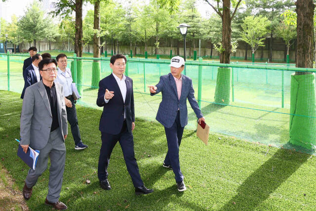 이상일 용인특례시장(오른쪽 두 번째)이 수지아르피아 파크골프장을 점검하고 있다. 용인특례시 제공
