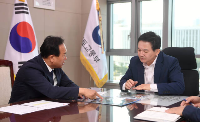 이권재 오산시장이 원희룡 전 국토부장관에게 오산↔서울역 광역버스 노선 필요성을 설명하고 있다. 오산시 제공