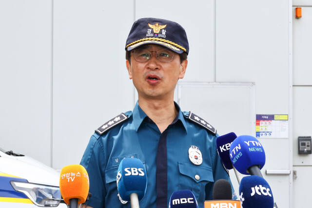지난 25일 김봉식 경기남부경찰청장이 화성시 화재사고 현장인 아리셀에서 브리핑하는 모습. 연합뉴스