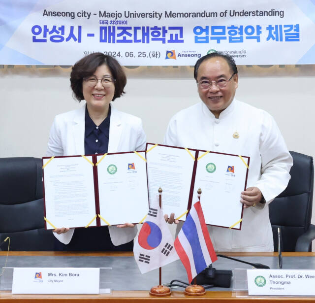 김보라 안성시장(왼쪽)과 위라폰 통마 태국 치앙마이 매조대학 총장이 관광 활성화를 위한 업무협약을 체결했다. 안성시 제공