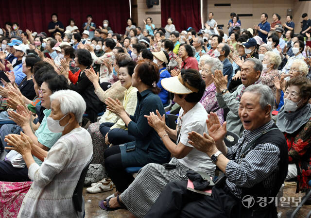 26일 오후 의왕시 사랑채노인복지관에서 열린 ‘추억의 동춘서커스 무료 공연’ 행사에서 어르신들이 서커스 단원들의 신기한 묘기를 관람하며 즐거워 하고 있다. 김시범기자