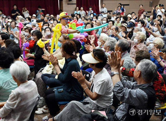 26일 오후 의왕시 사랑채노인복지관에서 열린 ‘추억의 동춘서커스 무료 공연’ 행사에서 어르신들이 서커스 단원들의 신기한 묘기를 관람하며 즐거워 하고 있다. 김시범기자