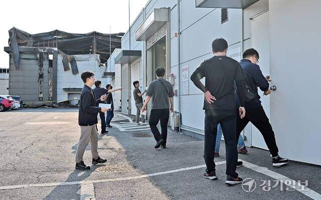 화성시 서신면 일차전지 제조업체 아리셀 공장 화재 사고를 수사 중인 경찰과 고용노동부가 지난 26일 아리셀과 인력공급 업체인 메이셀, 한신다이아 등 3개 업체에 대해 압수수색을 벌였다. 사진은 아리셀 공장의 위험물저장소를 살펴보는 경찰과 고용노동부 관계자들. 윤원규기자