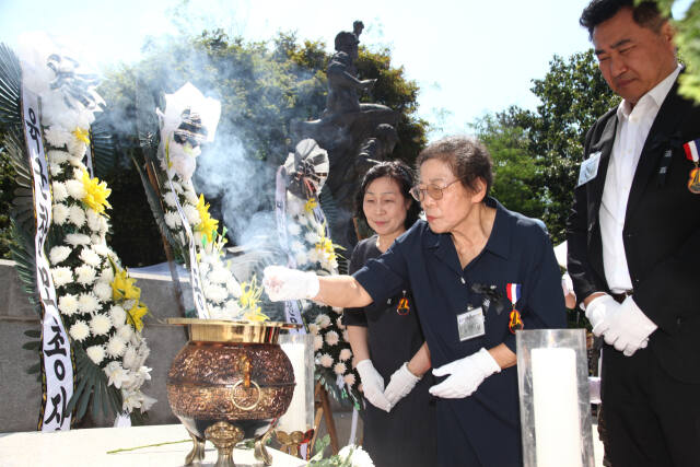 26일 의정부지구전투기념비에서 열린 제74주년 축석령전투 추모행사에 참석한 전사자 유가족들이 분향하고 있다. 8기동사단 제공