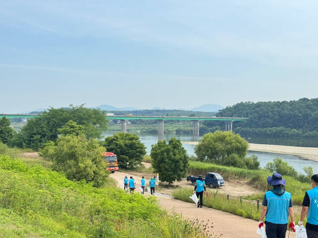 한국수자원공사(K-water) 한강보관리단(단장 신창식)이 27일 장마철 홍수대비 강천보 하천정화활동을 여주시 여흥동 새마을부녀회와 함께 진행했다./ 사진 =한강보관리단 제공