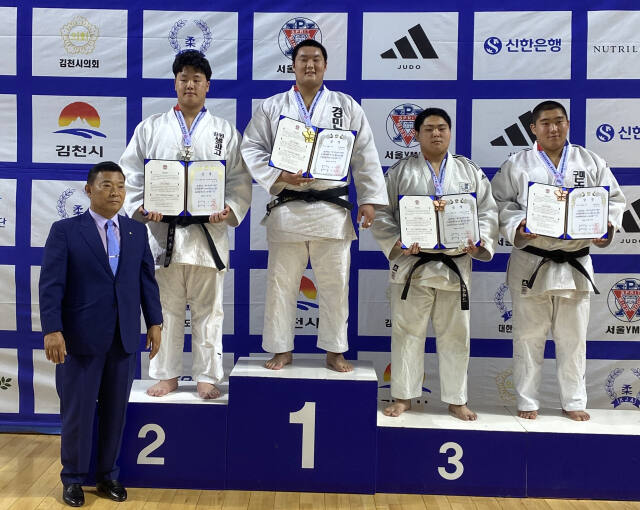 제95회 YMCA 전국유도대회 남고부 +100㎏급서 우승을 차지해 시즌 3관왕에 오른 백종우(가운데)가 시상식 후 다른 입상자들과 함께 기념촬영을 하고 있다.경민고 제공