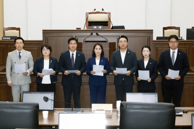 민주당 소속 의원들이 ‘상생정치 실천 합의서’를 준수할 것을 촉구하는 입장문을 낭독하고 있다. 김포시의회 더불어민주당 제공