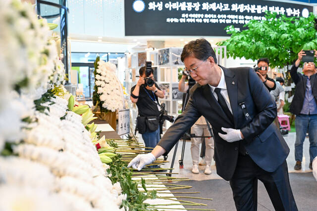 이민근 안산시장은 27일 오후 간부 공무원들과 함께 화성시청에 마련된 분향소 찾아 깊은 애도를 표하고 유가족들에게 애도와 위로를 전하고 있다. 안산시 제공