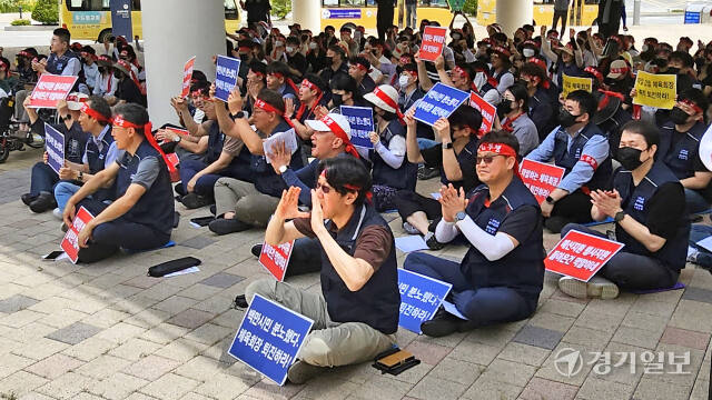 지난 25일 오전 용인미르스타디움 앞 광장에서 진행된 오광환 용인시체육회장 퇴진투쟁 결의대회에 참여한 공무원노조 관계자들이 오 회장의 퇴진을 촉구하고 있다. 송상호기자