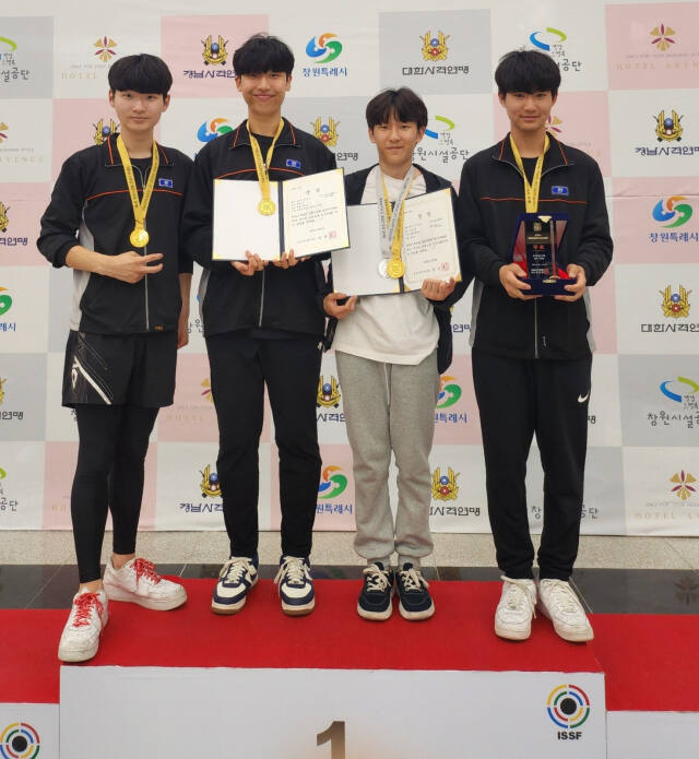 제6회 창원시장배 전국사격대회 남고부 공기소총 단체전서 2년 만에 우승한 평택 한광고 선수단.한광고 제공