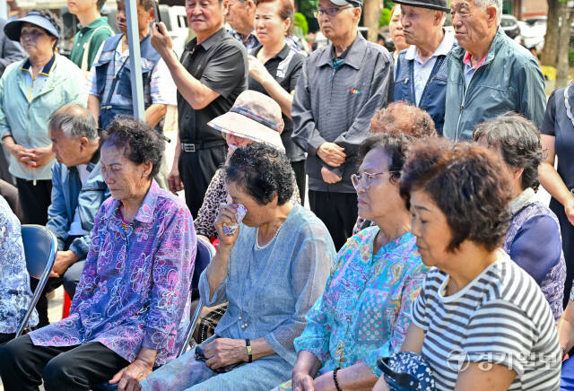 27일 오후 안산시 단원구 원곡동 다문화어린이공원에 중국동포 단체가 마련한 화성 리튬 배터리 공장 화재 희생자들을 추모하는 추모분향소에서 열린 추모식에서 참석자들이 눈물을 훔치고 있다.