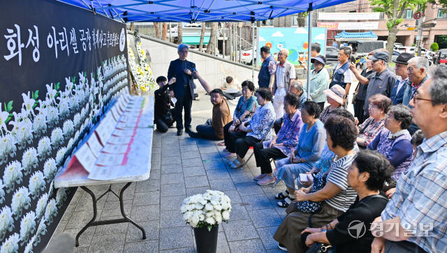 27일 오후 안산시 단원구 원곡동 다문화어린이공원에 중국동포 단체가 마련한 화성 리튬 배터리 공장 화재 희생자들을 추모하는 추모분향소에서 열린 추모식에서 참석자들이 눈물을 훔치고 있다.