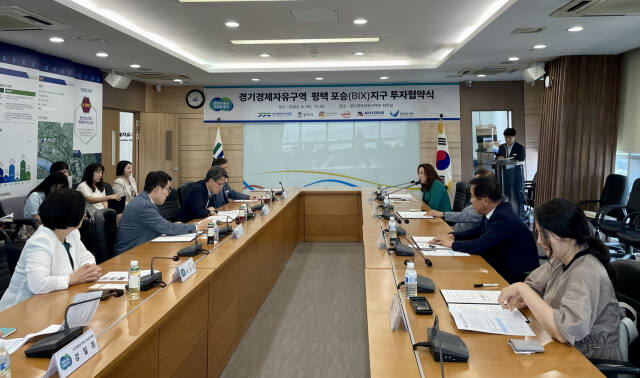 경기경제자유구역청 관계자들이 26일 평택 경기경제자유구역 8층 회의실에서 ㈜진성에스앤피, 고려항업㈜, ㈜진용엔지니어링, ㈜세아에스에이, 평택시와 투자협약을 체결하고 있다. 경기도 제공