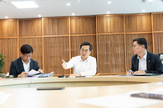김동연 경기도지사가 27일 긴급대책회의에서 리튬사업장 합동점검계획을 보고 받고 도내 전체 위험물 취급업소에 대한 선제적 조사와 위험 요인 확인을 지시하고 있다. 경기도 제공